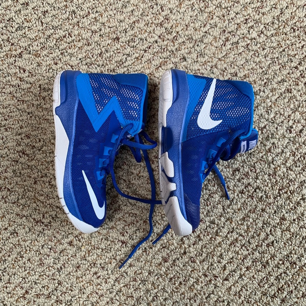 Boys Nike basketball shoes - Picture 3 of 5